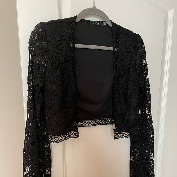 🎉 2x Host Pick! 🎉 Boohoo Black Flare Sleeve Lace Crochet Crop Top - Size 6 - Picture 12 of 13